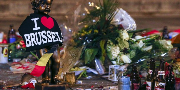 Photo d'archives d'une replique de la statue du manneken-pis parmi les fleurs d'un memorial pour les victimes des attentats a bruxelles en 2016[reuters.com]
