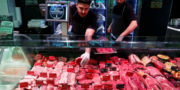 De la viande est exposee dans un supermarche edeka a berlin[reuters.com]