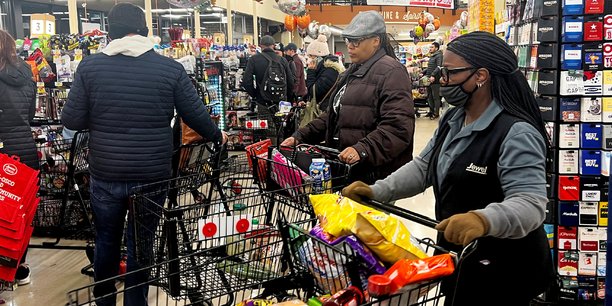 Des clients dans un supermarche avant la thanksgiving a chicago[reuters.com]