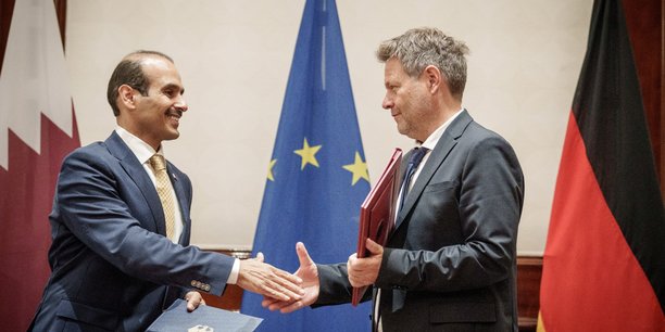 Le Ministre de l'Energie qatari Saad Sherida Al-Kaabi et le ministre de l'Economie et du Climat Robert Habeck en mai 2022 en Allemagne.