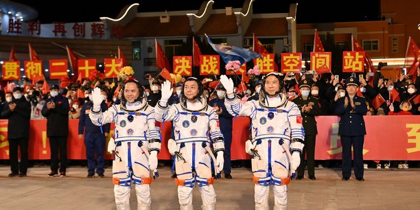 Les taikonautes fei junlong, deng qingming et zhang lu lors d'une ceremonie avant le lancement de la capsule shenzhou-15[reuters.com]