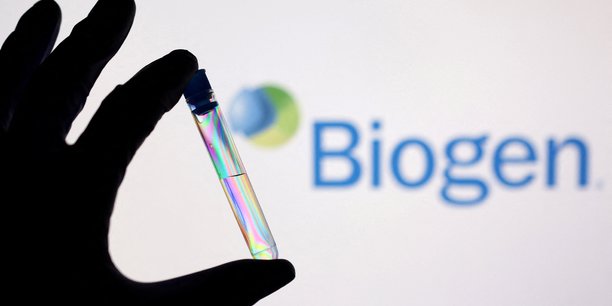 Illustration montrant un tube a essai devant le logo biogen[reuters.com]