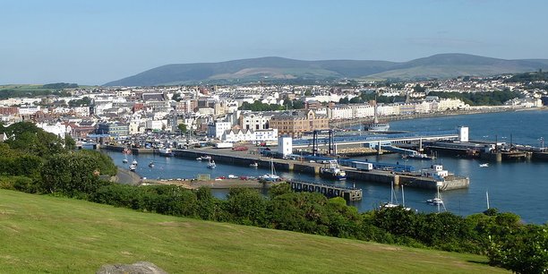 Comme les îles anglo-normandes de Jersey et Guernesey, l'île de Man n'appartient pas au Royaume-Uni mais à la monarchie britannique, et gère ses affaires intérieures en toute autonomie.