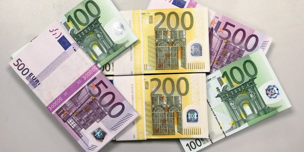 Des billets de banque en euros sont presentes a la banque nationale croate a zagreb[reuters.com]