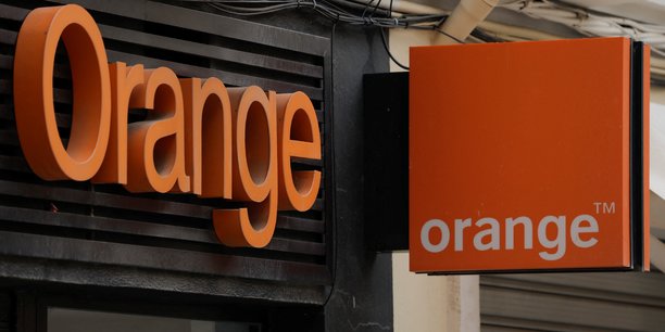 Le logo d'orange est visible sur la facade d'un magasin a ronda[reuters.com]
