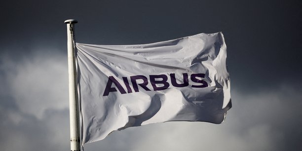 Le logo d'airbus sur un drapeau a l'entree du site d'airbus a bouguenais en france[reuters.com]