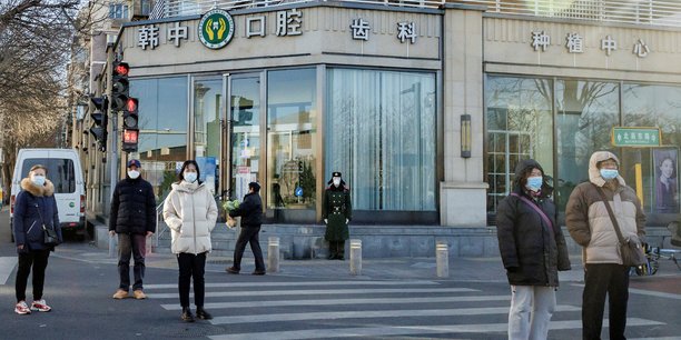 Un policier chinois surveillant une rue durant l'epidemie de coronavirus a pekin[reuters.com]