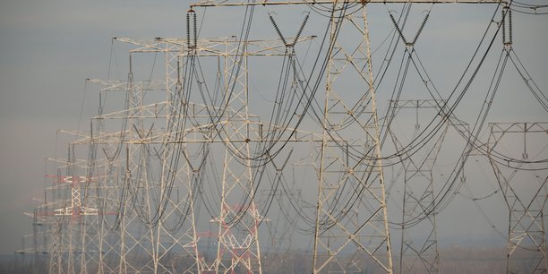 Photo de pylones haute-tension a avesnes-le-sec[reuters.com]