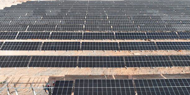 Vue du site d'énergie solaire en construction du projet Nantan dans la zone industrielle de la ville de Zhangye, dans la province de Gansu, dans les nord-ouest de la Chine.
