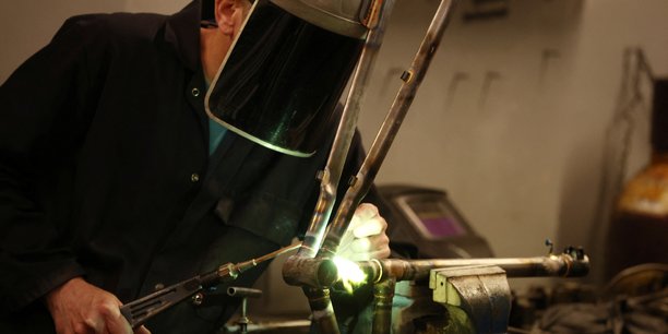 Un ouvrier assemble un cadre de velo dans une usine de pashley[reuters.com]