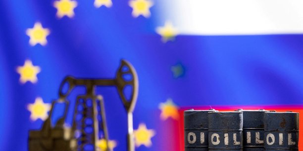 Photo d'illustration de maquettes de barils de petrole devant les drapeaux de l'ue et de la russie[reuters.com]