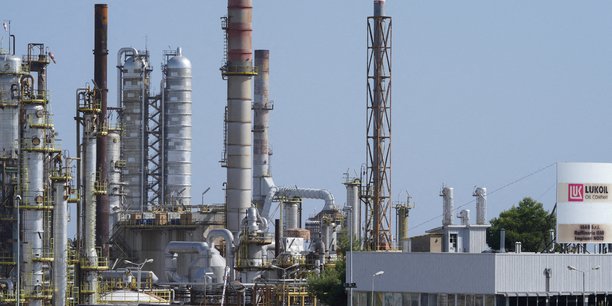 L'usine isab, la raffinerie de petrole appartenant a lukoil en sicile[reuters.com]