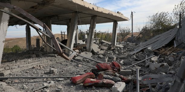 Un immeuble endommage suite aux frappes aeriennes turques, dans la campagne de derik, en syrie[reuters.com]