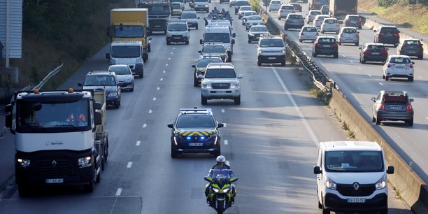 Un convoi de police et d'autres vehicules sur une autoroute pres de paris, france[reuters.com]