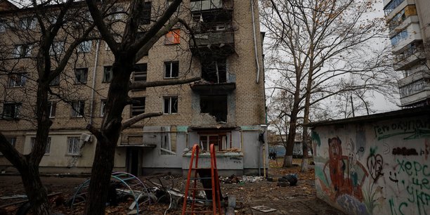 Un immeuble endommage par une frappe militaire russe a kherson, en ukraine[reuters.com]