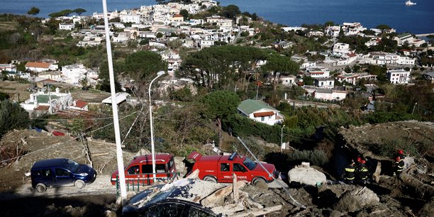 Vue des degats causes par un glissement de terrain sur l'ile italienne d'ischia en novembre[reuters.com]