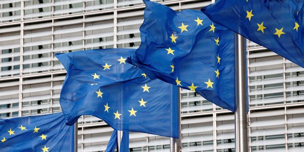 Des drapeaux de l'union europeenne flottent devant le siege de la commission europeenne a bruxelles[reuters.com]