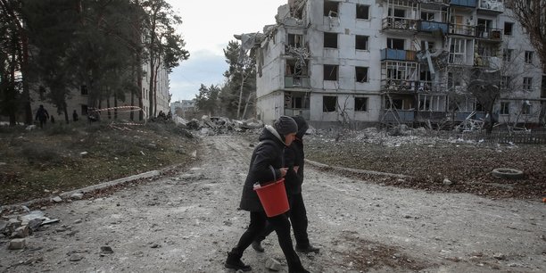 Des habitants marchent pres d'un batiment residentiel endommage par un tir de missile russe, pres de la ville de chuhuiv, dans la region de kharkiv[reuters.com]