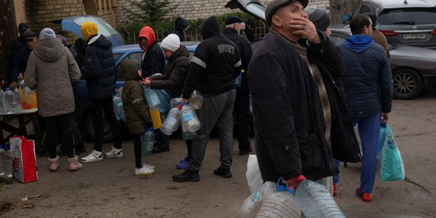 Des personnes remplissent des bouteilles d'eau pres du fleuve dniepr apres la retraite militaire russe de kherson[reuters.com]