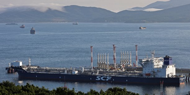 Le petrolier russe vladimir arsenyev sur la rive de la baie de nakhodka[reuters.com]