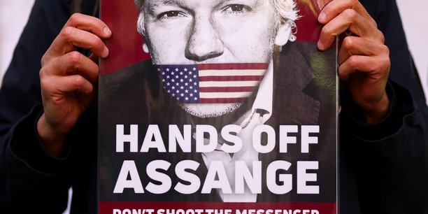Un soutien de julian assange montre une pancarte avec son visage devant le tribunal de westminster a londres[reuters.com]