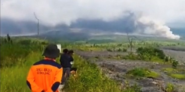 Des cendres volcaniques montent dans le ciel lors d'une eruption du volcan semeru a lumajang, dans la province de java est, en indonesie[reuters.com]