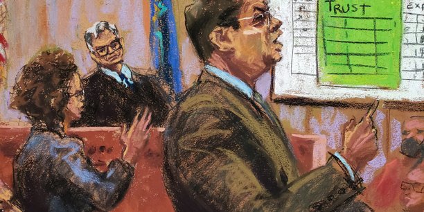 L'assistant du procureur de manhattan, joshua steinglass (a droite) et l'avocate susan necheles (debout a gauche) au proces de la trump organization[reuters.com]