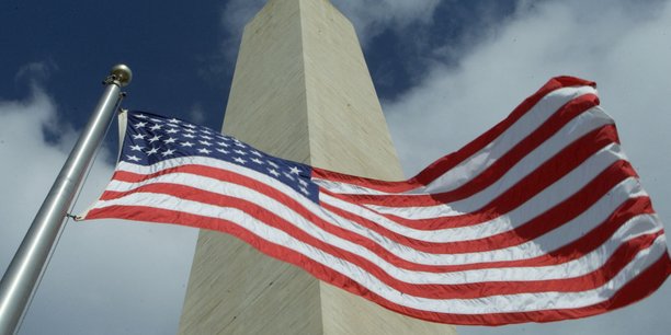 Le drapeau americain flottant devant le washington monument[reuters.com]
