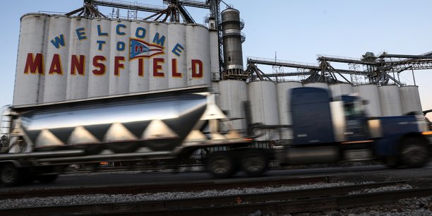 Un semi-remorque passe devant un site industriel a mansfield, dans l'ohio[reuters.com]