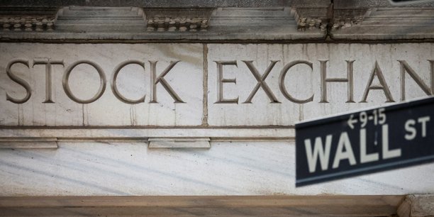 Photo de l'entree de la bourse de new york et d'un panneau indiquant wall street[reuters.com]