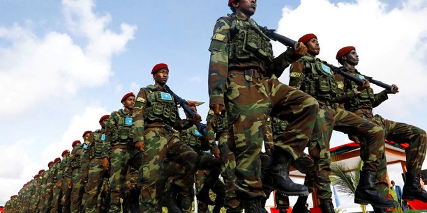 Des officiers militaires somaliens participant a un defile[reuters.com]