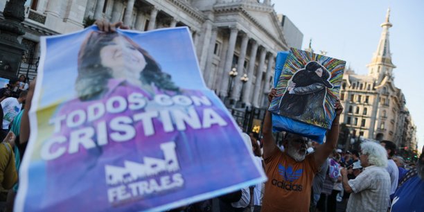 Des partisans de la vice-presidente argentine cristina fernandez de kirchner manifestant devant le congres national[reuters.com]