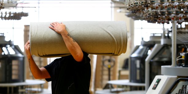 Un employe deplace des draperies dans l'usine de l'entreprise textile trigema a burladingen[reuters.com]