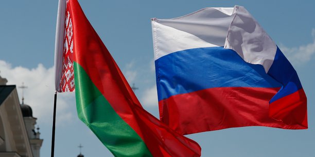 Photo d'archives : les drapeaux nationaux bielorusse et russe flottent pendant la journee de la russie multinationale dans le centre de minsk[reuters.com]