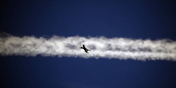 Un avion passant sous le sillage d'un autre appareil au-dessus de la ville de padoue, en italie[reuters.com]
