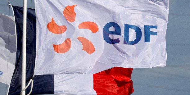 Photo d'un drapeau arborant le logo d'edf et un drapeau francais[reuters.com]
