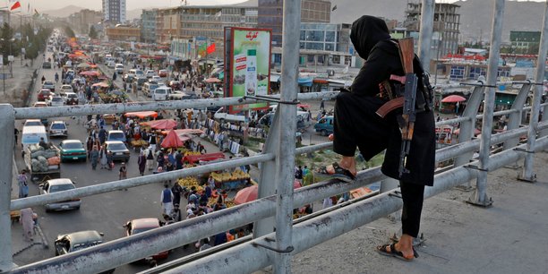 Un combattant taliban montant la garde sur un pont[reuters.com]