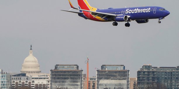 Un avion de southwest airlines survolant le capitole[reuters.com]