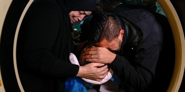 Des personnes en deuil reagissent pres du corps d'un palestinien, a ramalla[reuters.com]