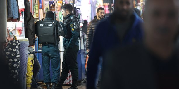 Les forces de police anti-emeute iraniennes se tiennent dans le bazar de teheran[reuters.com]