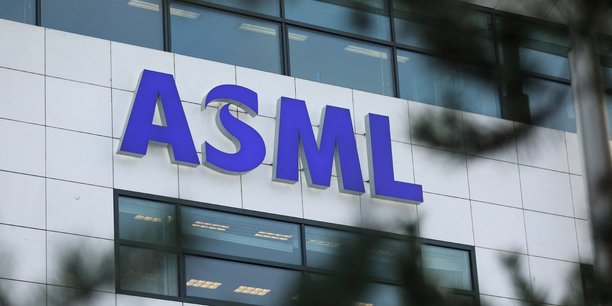 Le logo d'asml holding est visible au siege de la societe a eindhoven[reuters.com]
