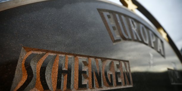 Une plaque portant les mentions schengen et europe[reuters.com]
