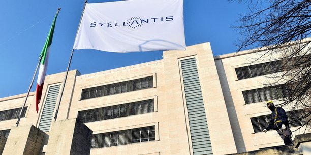 Photo du logo de stellantis sur un drapeau[reuters.com]
