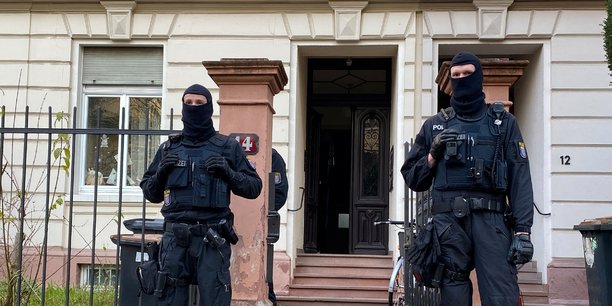 Arrestation d’Heinrich XIII à Francfort-sur-le-Main, le 7 décembre 2022. Plus de 3 000 agents, dont des unités d’élite antiterroristes, ont pris part à une série de descentes matinales dans tout le pays et ont fouillé plus de 130 propriétés.