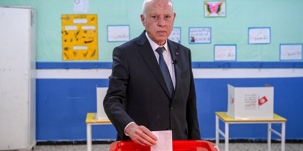 Le président tunisien Kaïs Saïed vote aux dernières élections législatives.