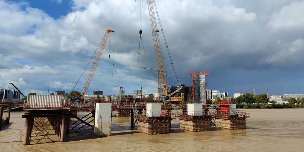 La jonction de la charpente du futur pont Simone Veil avec la rive gauche est prévue pour janvier ou février 2023. Sa mise en service attendra juin 2024.