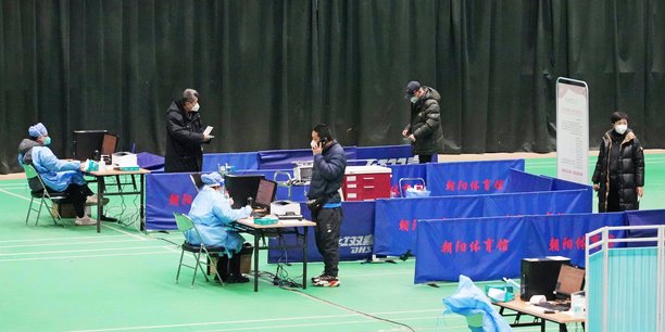 Traitement temporaire de patients atteints de fièvre dans un gymnase aménagé à Pékin, le 25 décembre.