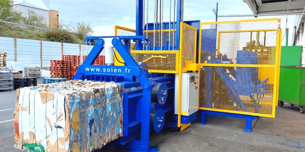 Solen, qui installe en moyenne annuellement 1.100 machines de compactage de déchets (ici une presse à balle), œuvre depuis 2022 sur la transition énergétique de sa gamme de machines, du thermique à l’électrique.