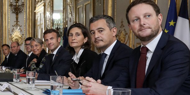 Le 29 septembre 2022, Clément Beaune, au premier plan, avec la ministre des Sports Amélie Oudéa-Castéra (au troisième plan) lors d'une réunion avec les autres membres du gouvernement à l'Elysée consacrée à l'organisation des Jeux olympiques et paralympiques de 2024.