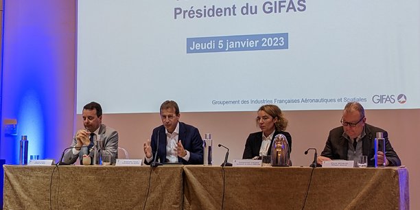 Guillaume Faury, président du Gifas et d'Airbus, entouré de Martin Sion (Safran Electronics & Defense), Clémentine Gallet (Coriolis Composites) et Pierre Bourlot (Gifas).
